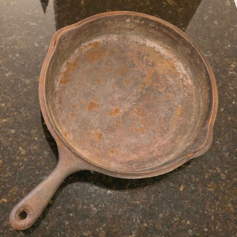 Vintage Unmarked Cast Iron Skillet 10.5 Inch Round Pan with Pour Spouts Rust DIY